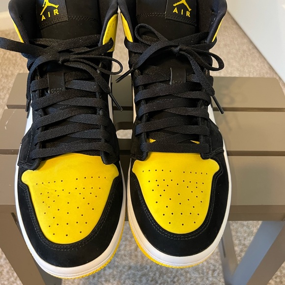 AIR JORDAN 1 MID SE 'YELLOW TOE' - Picture 4 of 10